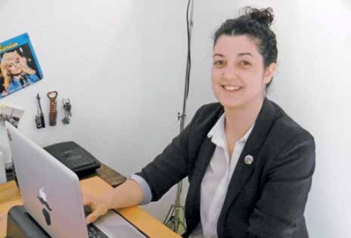 Chloé Kizior tient sa caméra