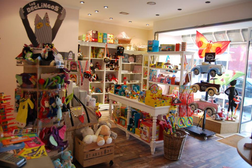 Le Grenier d'Aglaé marie l'univers des jouets et des dragées