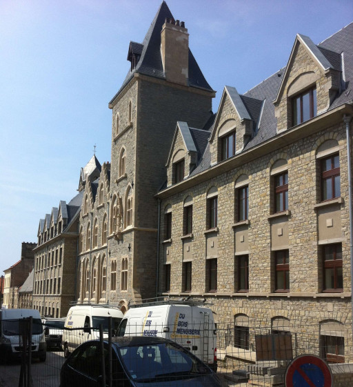 EEB équipe en électricité grandes surfaces, cliniques et logements publics