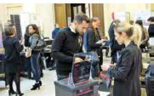 Les communicants sont dans la place…