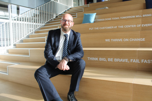 De Tourcoing, Booking.com répond au monde entier